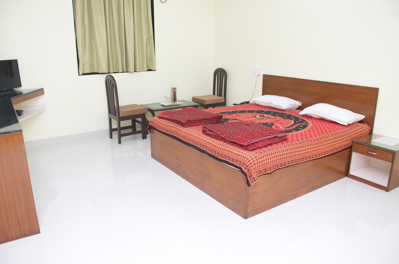 Hira Laxmi Residency Alibag Bagian luar foto