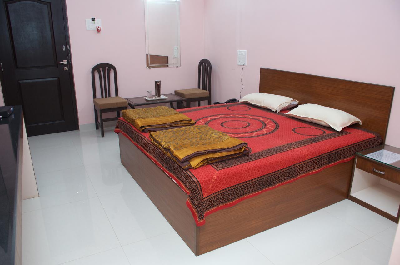 Hira Laxmi Residency Alibag Bagian luar foto